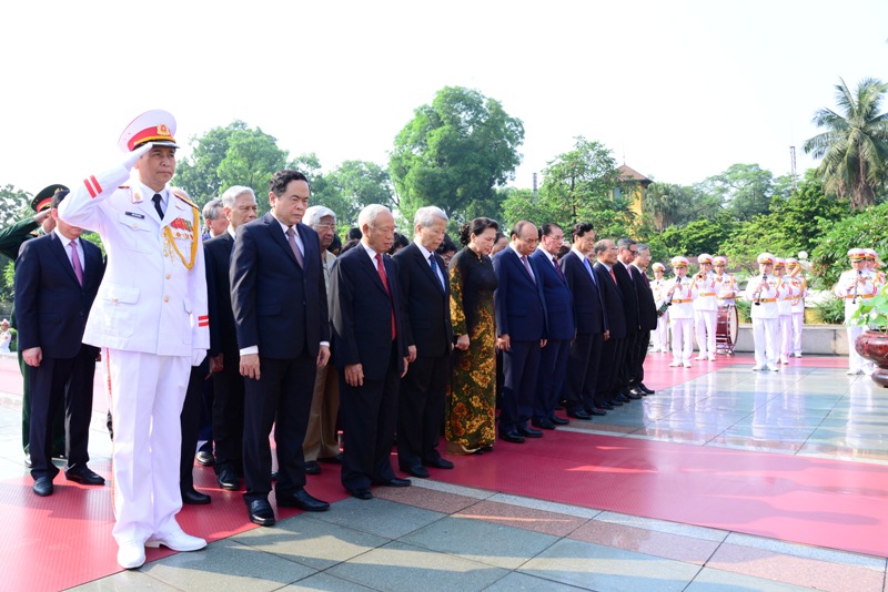 lanh dao dang tuong niem 2