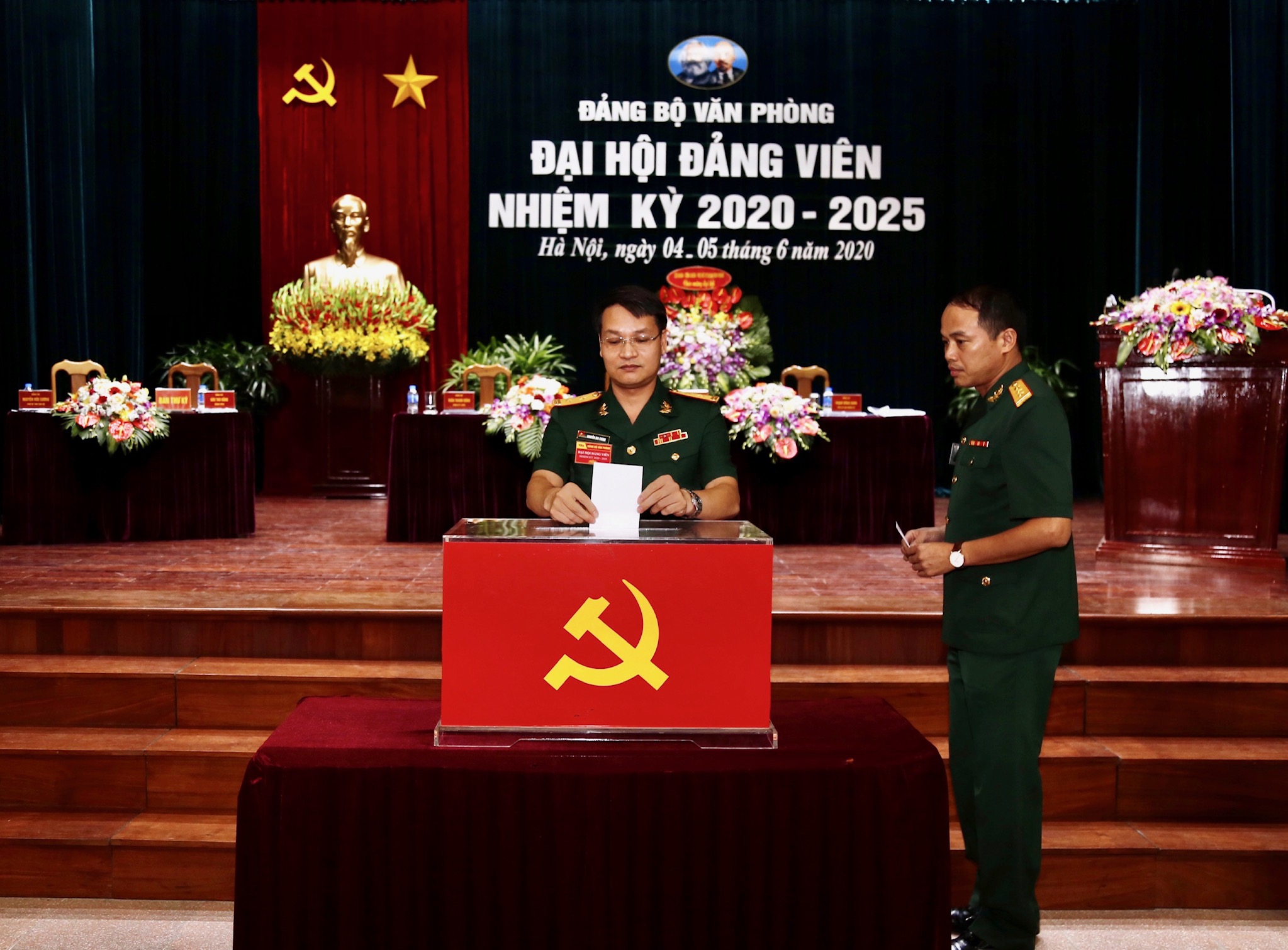 dai hoi van phong 4