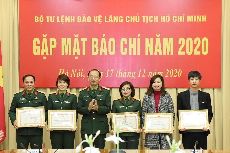 gap mat bao chi 2020 5