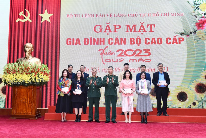 gap mat can bo cuoi nam 9