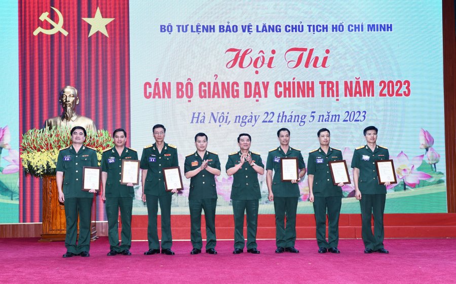 thi can bo chinh tri 2023 5