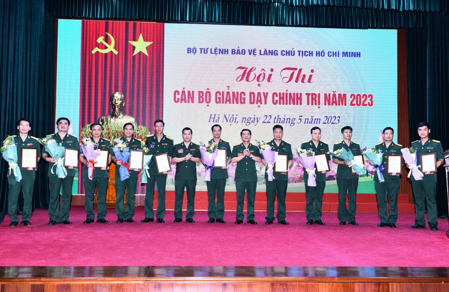 thi can bo chinh tri 2023 6