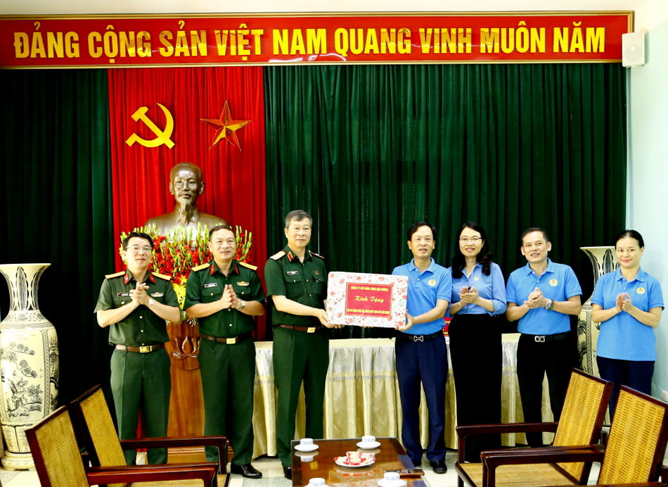 cang hai phong tang qua 2