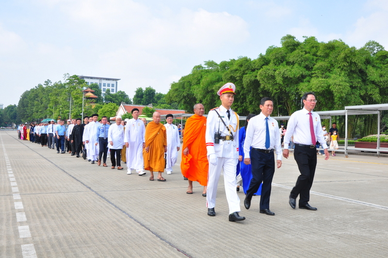 ho chi minh vao lang 1