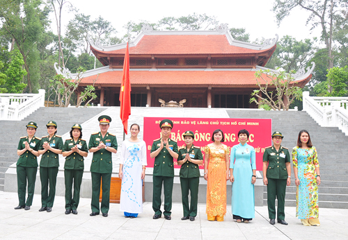 tin phu nu trao huy hieu