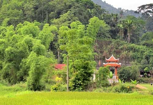 bac-ho-voi-le-phong-tuong-dau-tien