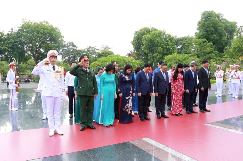 uy ban ha noi dai tuong niem