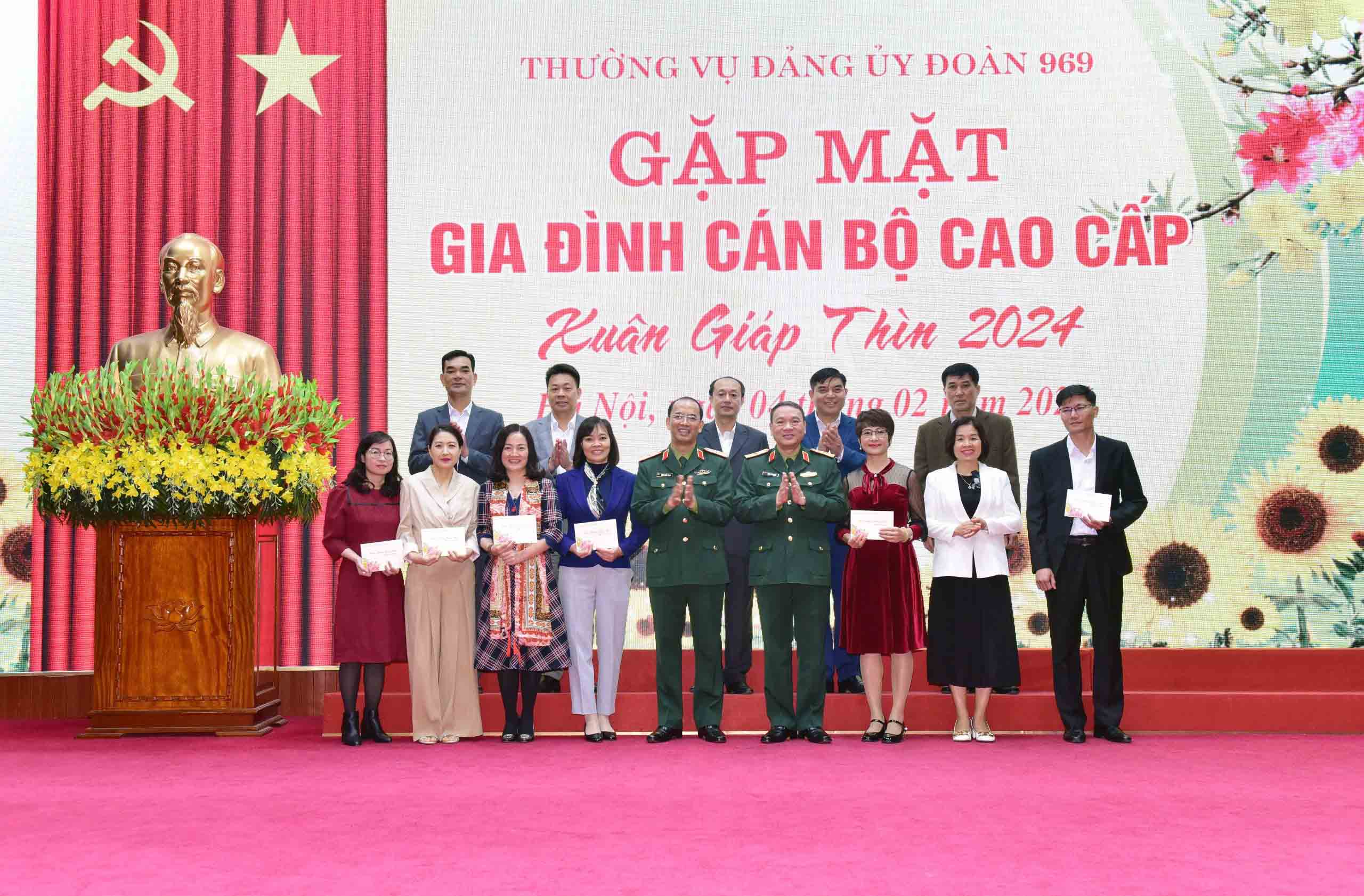 gia dinh can bo doan vien 4