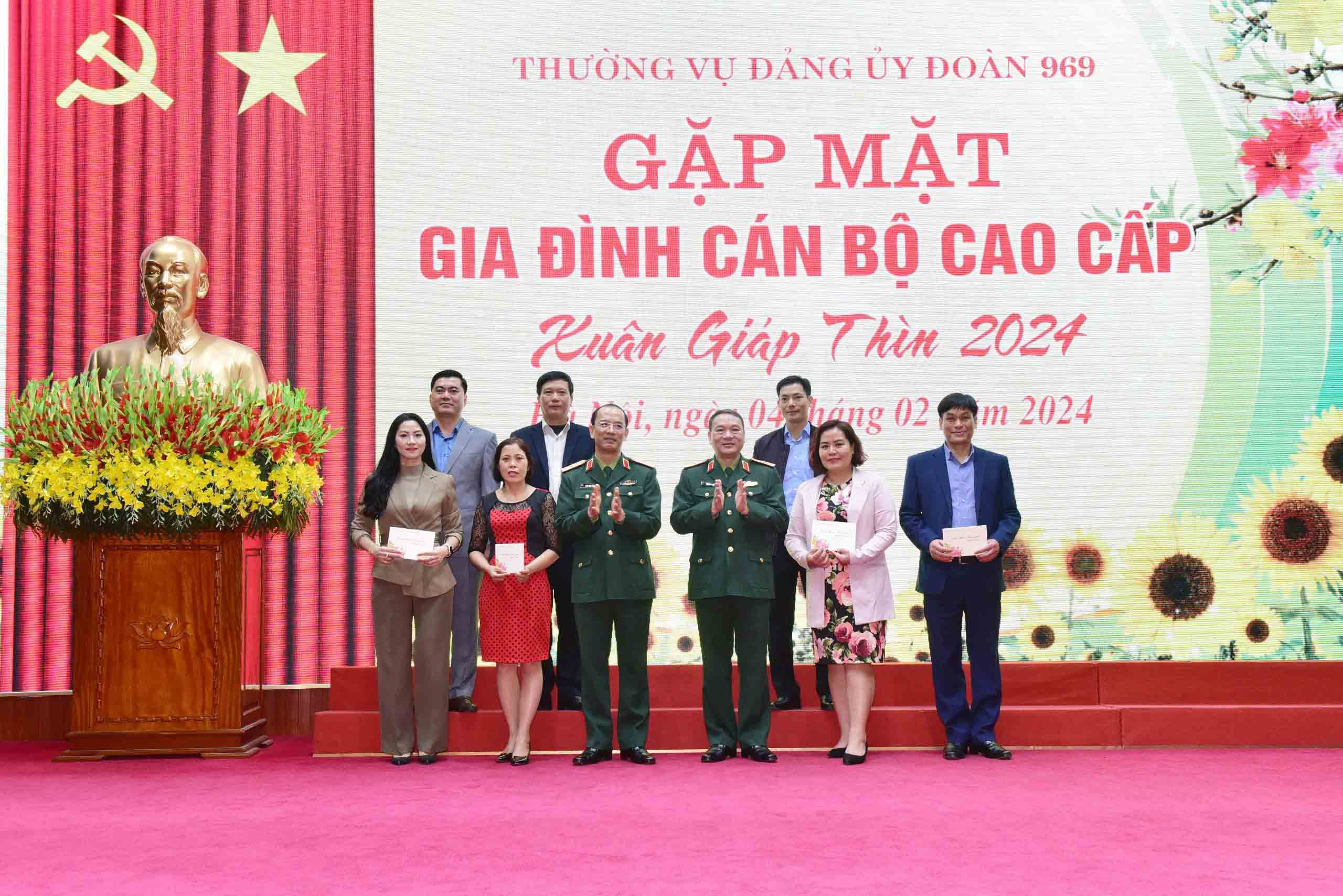 gia dinh can bo doan vien 6