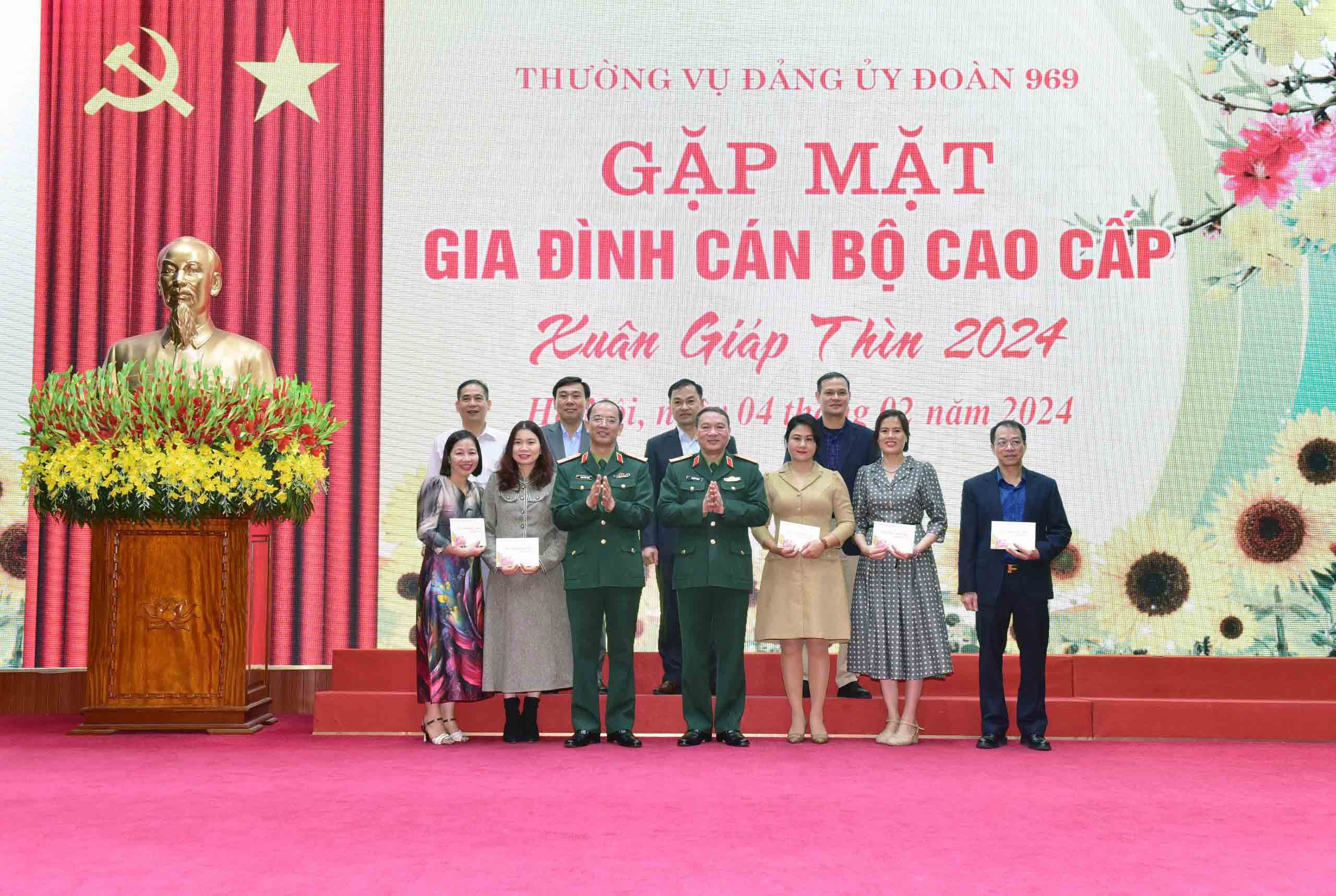 gia dinh can bo tt 4