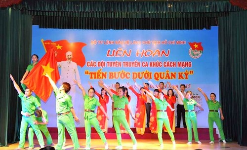 lien-hoan-cac-ca-khuc-cach-mang-bqllang-gov-vn-1