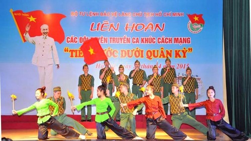 lien-hoan-cac-ca-khuc-cach-mang-bqllang-gov-vn-4