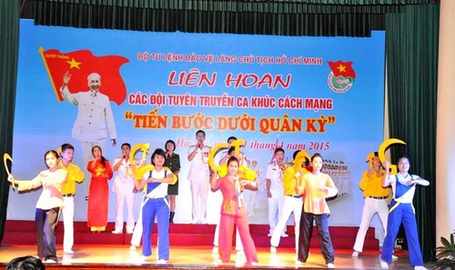 lien-hoan-cac-ca-khuc-cach-mang-bqllang-gov-vn-8