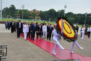 Chủ tịch Hội đồng Nhà nước và Hội đồng Bộ trưởng nước Cộng hòa Cuba viếng Lăng Chủ tịch Hồ Chí Minh